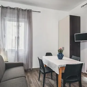 Bulldog Station With Private Wc, Ac, Tv Bed and breakfast
